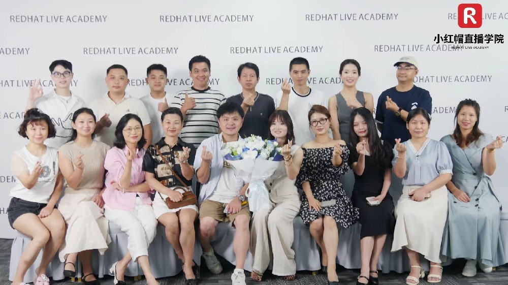 ​小红帽直播产学研基地：新媒体培训成果显著 学员就业率持续走高